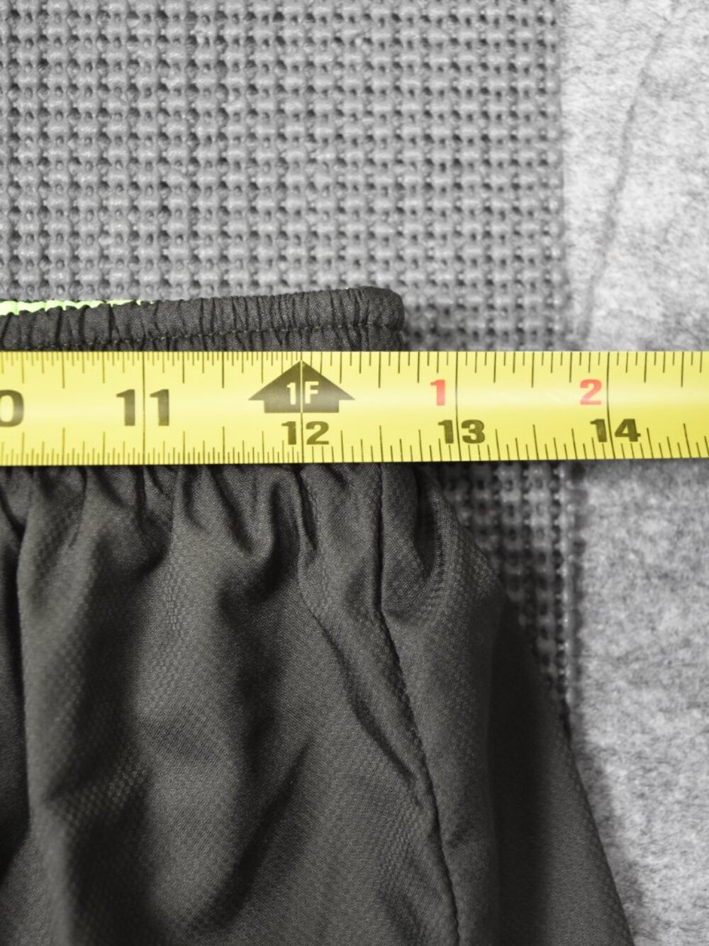 Nike Dri-FIT 2-in-1 Black Green Running Gym Yoga Shorts Womens Medium - Picture 11 of 12